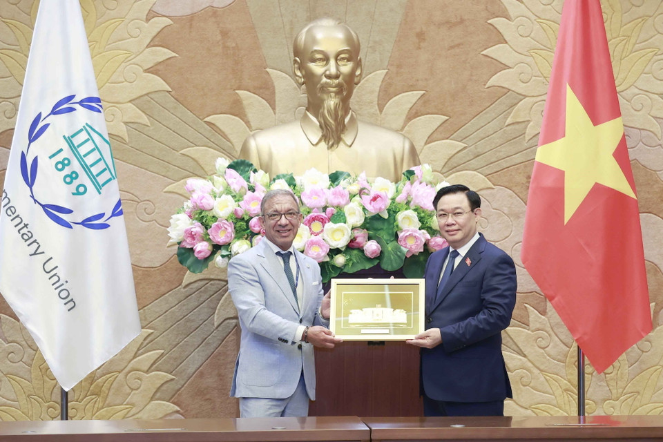 Chủ tịch Quốc hội Vương Đình tặng vật phẩm lưu niệm cho Ngài Duarte Pacheco, Chủ tịch Liên minh Nghị viện Thế giới (IPU). (Ảnh: Doãn Tấn/TTXVN)
