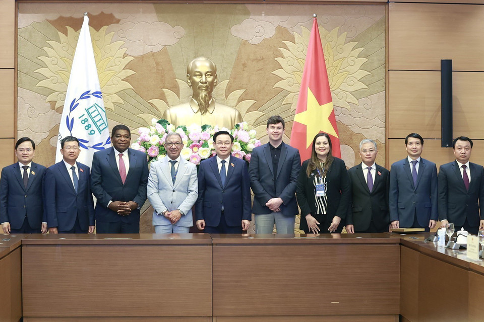 Chủ tịch Quốc hội Vương Đình Huệ chụp ảnh lưu niệm với đại biểu. (Ảnh: Doãn Tấn/TTXVN)