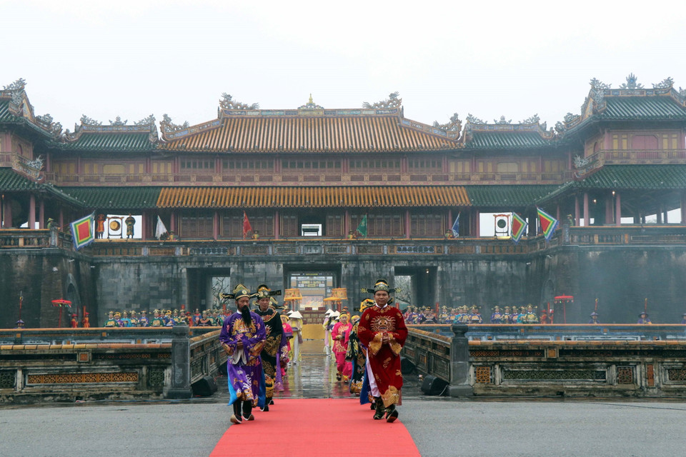 Tái hiện Lễ Ban Sóc triều Nguyễn trước Ngọ Môn Huế. (Ảnh: Đỗ Trưởng/TTXVN)