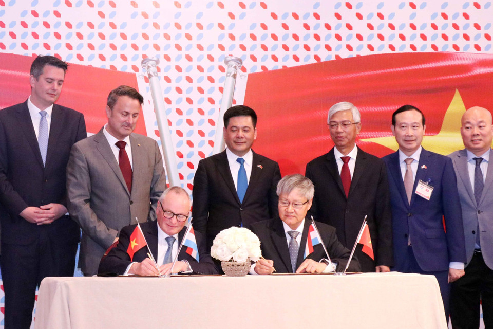 Thủ tướng Đại Công quốc Luxembourg Xavier Bettel chứng kiến lễ ký Biên bản ghi nhớ hợp tác giữa Liên đoàn Thương mại &amp; Công nghiệp Việt Nam (VCCI) và Phòng Thương mại Luxembourg. (Ảnh: Xuân Khu/TTXVN)