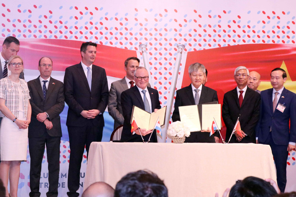 Lễ ký Biên bản ghi nhớ hợp tác giữa Liên đoàn Thương mại &amp; Công nghiệp Việt Nam (VCCI) và Phòng Thương mại Luxembourg. (Ảnh: Xuân Khu/TTXVN)