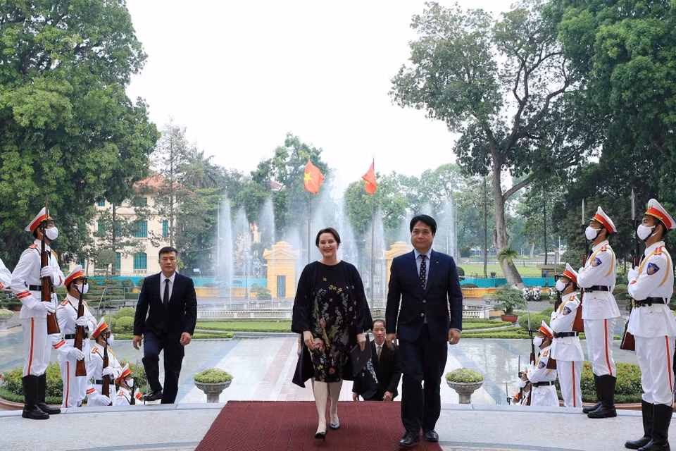 Đại sứ Slovenia Alenka Suhadolnik đến trình Quốc thư sang nhận nhiệm kỳ công tác tại Việt Nam. (Ảnh: Thống Nhất/TTXVN)