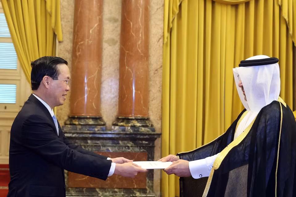 Chủ tịch nước Võ Văn Thưởng nhận Quốc thư từ Đại sứ Qatar Khalid Ali Abdullah Abel. (Ảnh: Thống Nhất/TTXVN)