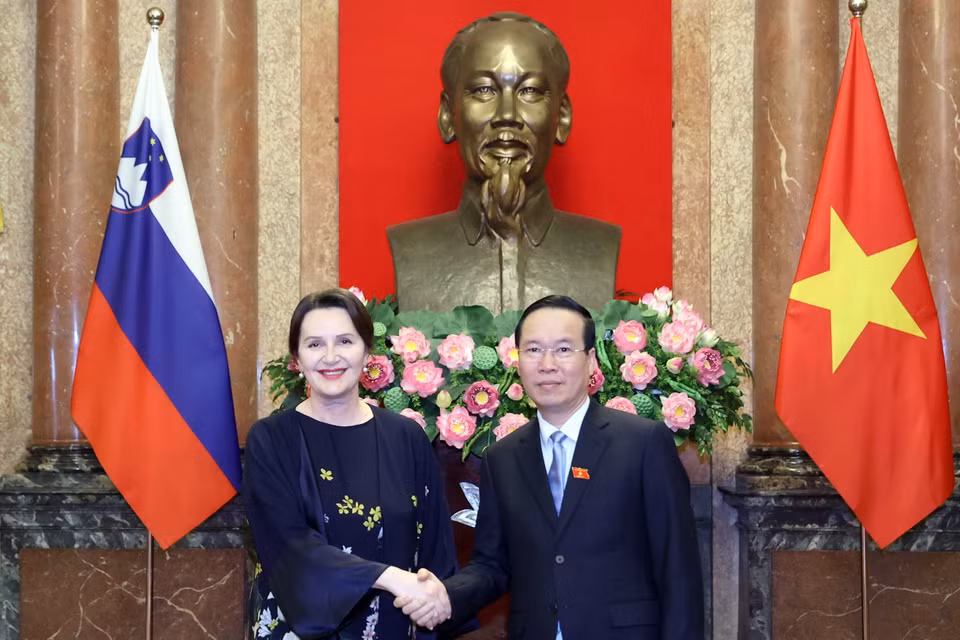 Chủ tịch nước Võ Văn Thưởng tiếp Đại sứ Slovenia Alenka Suhadolnik trình Quốc thư sang nhận nhiệm kỳ công tác tại Việt Nam. (Ảnh: Thống Nhất/TTXVN)