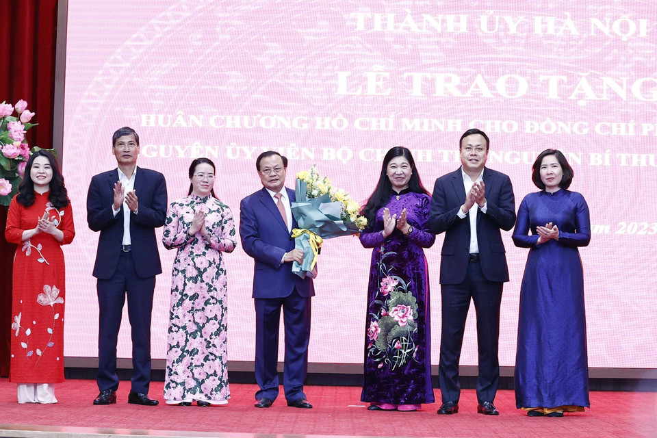 Lãnh đạo và Ban Thường trực Ủy ban Mặt trận Tổ Quốc Việt Nam Thành phố Hà Nội tặng hoa, chúc mừng ông Phạm Quang Nghị. (Ảnh: Thống Nhất/TTXVN)