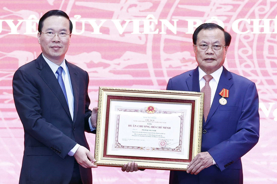 Chủ tịch nước Võ Văn Thưởng trao Huân chương Hồ Chí Minh tặng đồng chí Phạm Quang Nghị, nguyên Ủy viên Bộ Chính trị, nguyên Bí thư Thành uỷ Hà Nội. (Ảnh: Thống Nhất/TTXVN)