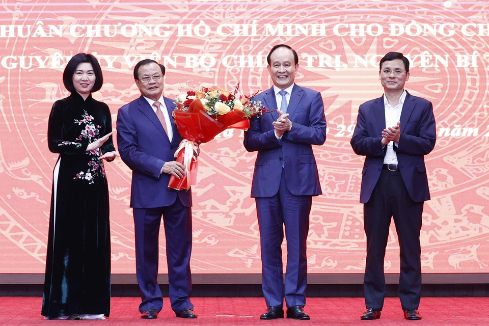 Lãnh đạo Hội đồng nhân dân thành phố Hà Nội tặng hoa, chúc mừng ông Phạm Quang Nghị. (Ảnh: Thống Nhất/TTXVN)