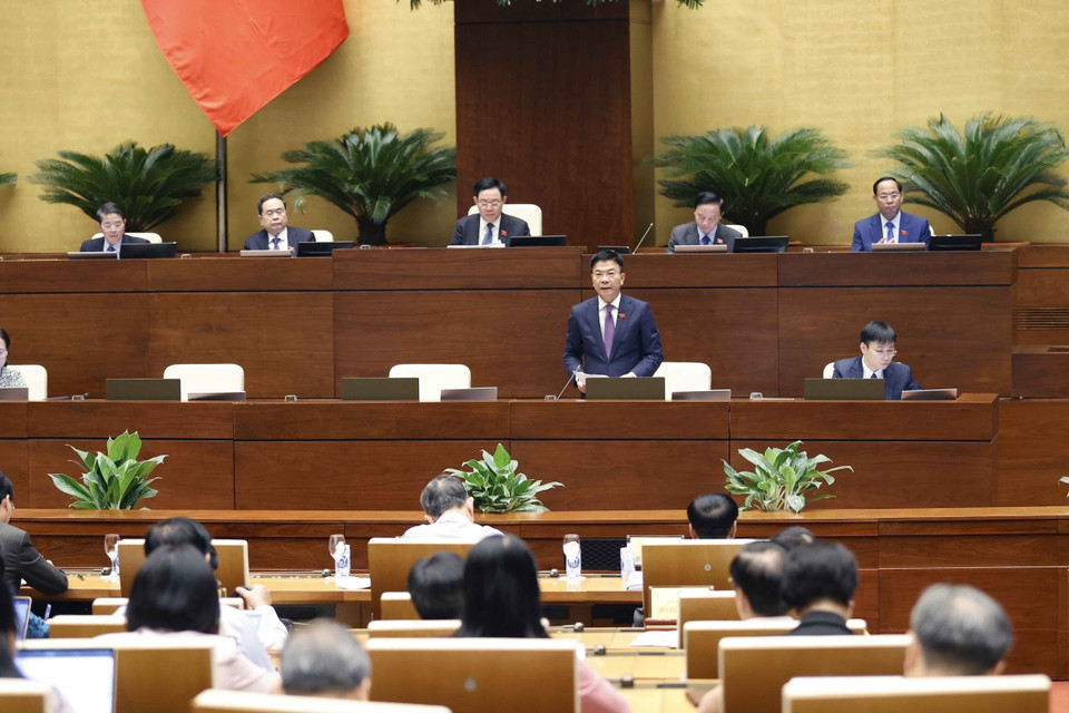 Bộ trưởng Bộ Tư pháp Lê Thành Long trả lời chất vấn. (Ảnh: Doãn Tấn/TTXVN)