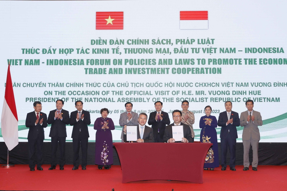 Chủ tịch Quốc hội Vương Đình Huệ chứng kiến Lễ ký kết thỏa thuận hợp tác giữa doanh nghiệp Việt Nam và doanh nghiệp Indonesia (Tổng Công ty Hàng hải Việt Nam-PT. VIREMA IMPEX: Ký kết MOU về hợp tác thương mại và vận tải than). (Ảnh: Doãn Tấn/TTXVN)