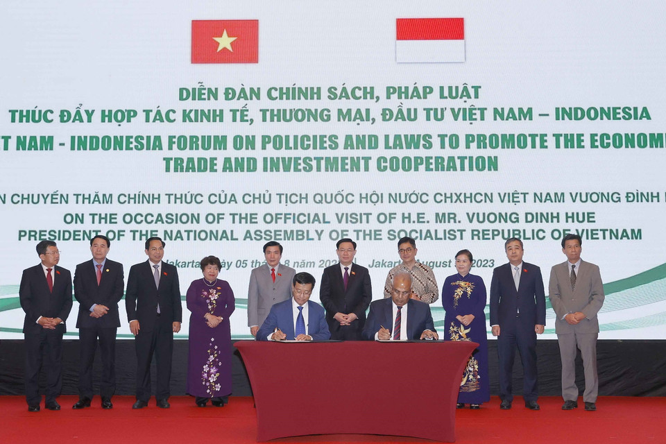 Chủ tịch Quốc hội Vương Đình Huệ chứng kiến Lễ ký kết thỏa thuận hợp tác giữa doanh nghiệp Việt Nam và doanh nghiệp Indonesia. (Ảnh: Doãn Tấn/TTXVN)