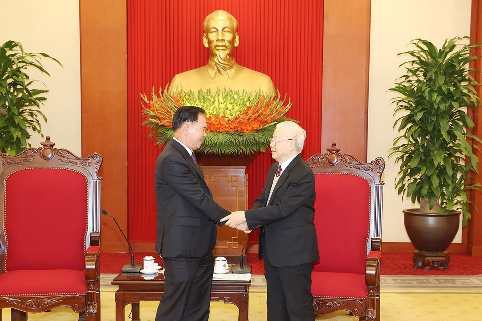 Tổng Bí thư Nguyễn Phú Trọng tiếp Chánh Văn phòng Trung ương Đảng NDCM Lào Thongsalith Mangnomek. (Ảnh: Trí Dũng/TTXVN)