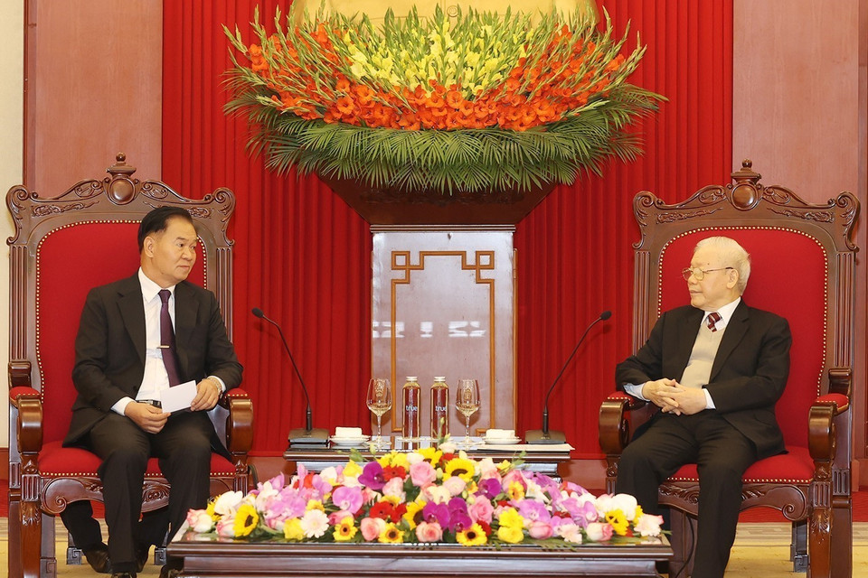 Tổng Bí thư Nguyễn Phú Trọng tiếp Chánh Văn phòng Trung ương Đảng NDCM Lào Thongsalith Mangnomek. (Ảnh: Trí Dũng/TTXVN)