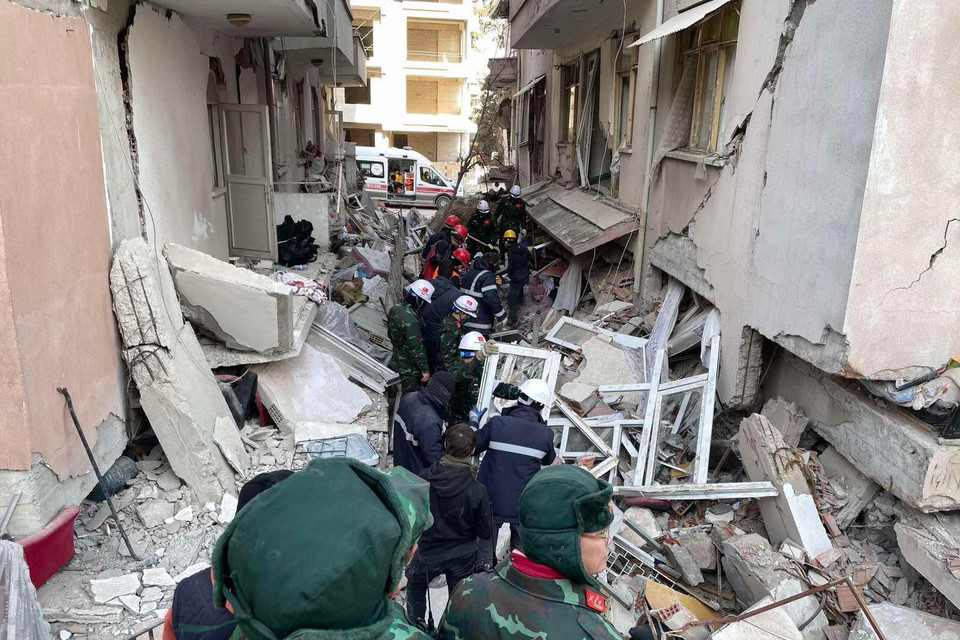 Đoàn cùng cùng với lực lượng cứu hộ địa phương đưa được 1 thi thể nạn nhân ra khỏi đống đổ nát. (Ảnh: Văn Hiếu/Vietnam+)