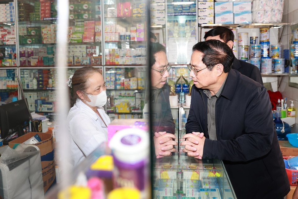 Thủ tướng Phạm Minh Chính kiểm tra tình hình thuốc và thiết bị y tế tại Bệnh viện Đa khoa tỉnh Điện Biên. (Ảnh: Dương Giang/TTXVN)
