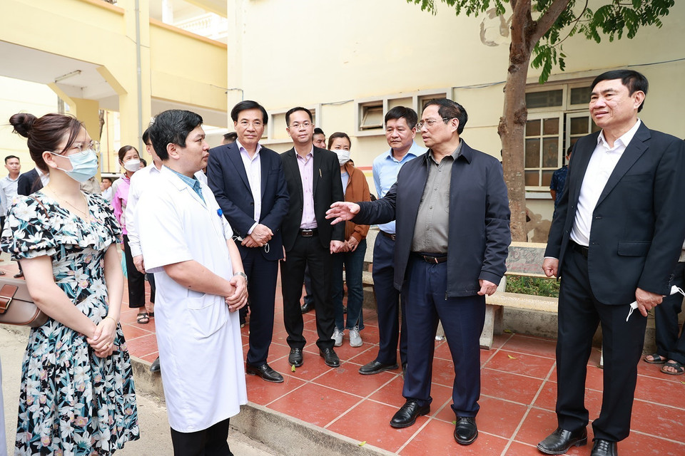 Thủ tướng Phạm Minh Chính thăm hỏi người thân, gia đình bệnh nhân. (Ảnh: Dương Giang/TTXVN)