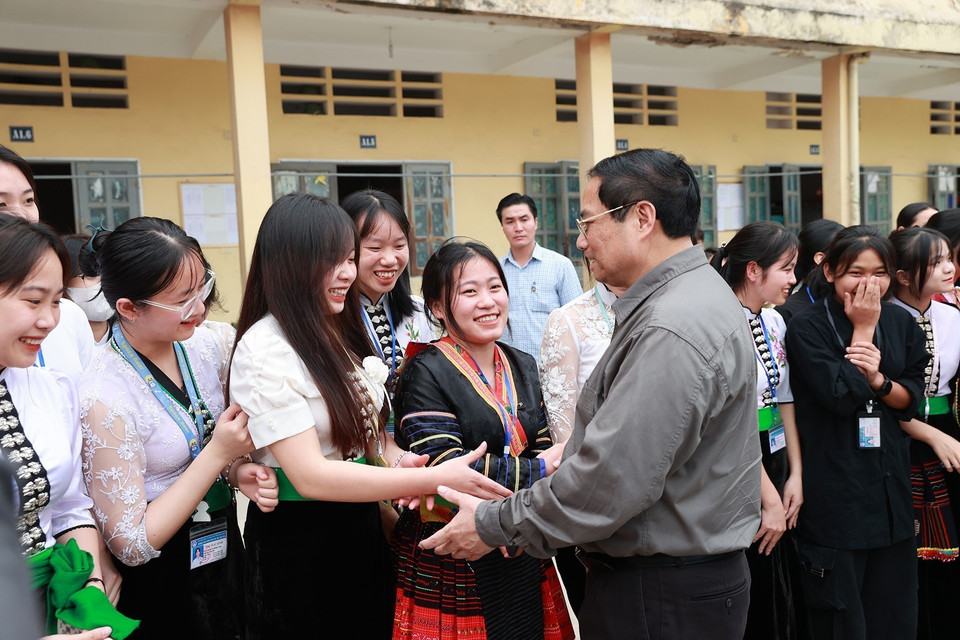 Thủ tướng Phạm Minh Chính với học sinh Trường Phổ thông Dân tộc Nội trú tỉnh Điện Biên. (Ảnh: Dương Giang/TTXVN)