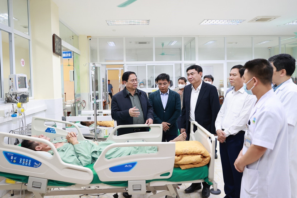 Thủ tướng Phạm Minh Chính thăm bệnh nhân đang điều trị tại Bệnh viện Đa khoa tỉnh Điện Biên. (Ảnh: Dương Giang/TTXVN)