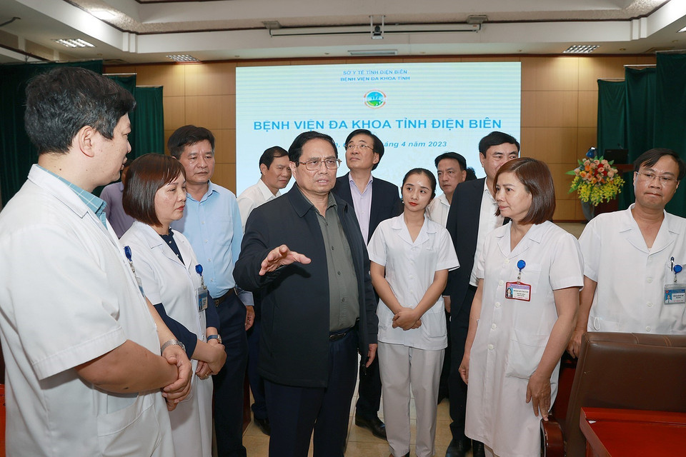 Thủ tướng Phạm Minh Chính giao nhiệm vụ cho các y, bác sỹ Bệnh viện Đa khoa tỉnh Điện Biên. (Ảnh: Dương Giang/TTXVN)