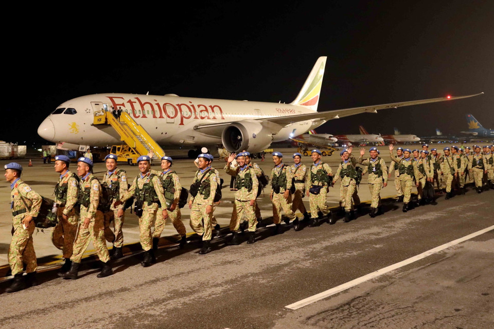 Đội Công binh số 1 về đến Sân bay quốc tế Nội Bài, hoàn thành nhiệm vụ tại Phái bộ UNISFA (khu vực Abyei). (Ảnh: An Đăng/TTXVN)