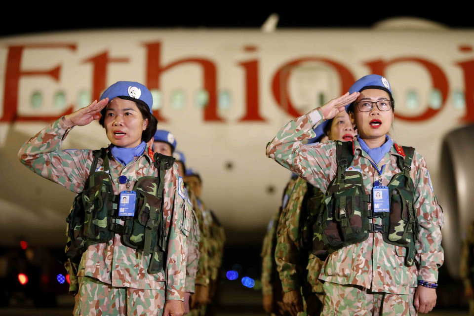 Đội Công binh số 1 thực hiện nghi lễ chào cờ tại Sân bay quốc tế Nội Bài. (Ảnh: An Đăng/TTXVN)