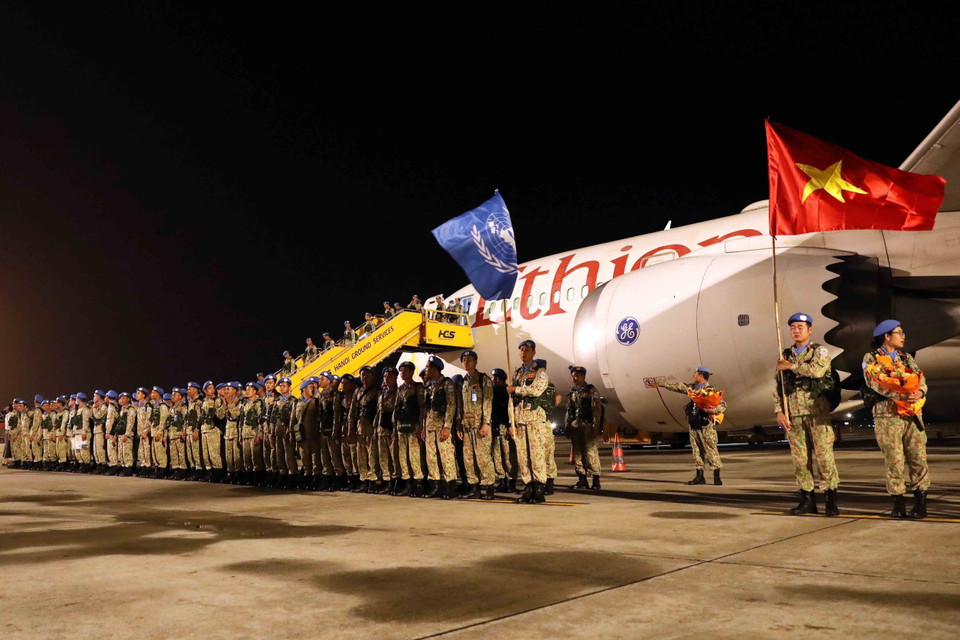 Đội Công binh số 1 về đến Sân bay quốc tế Nội Bài, hoàn thành nhiệm vụ tại Phái bộ UNISFA (khu vực Abyei). (Ảnh: An Đăng/TTXVN)