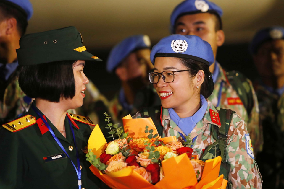 Nụ cười rạng rỡ của nữ công binh trong ngày trở về Tổ quốc. (Ảnh: An Đăng/TTXVN)