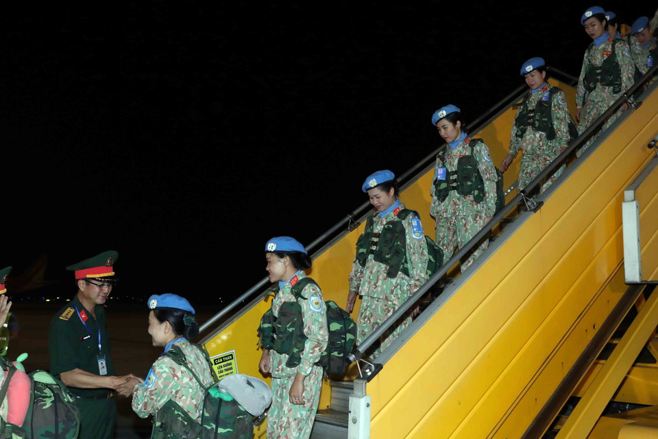 Lễ đón Đội Công binh số 1 tại Sân bay quốc tế Nội Bài. (Ảnh: An Đăng/TTXVN)