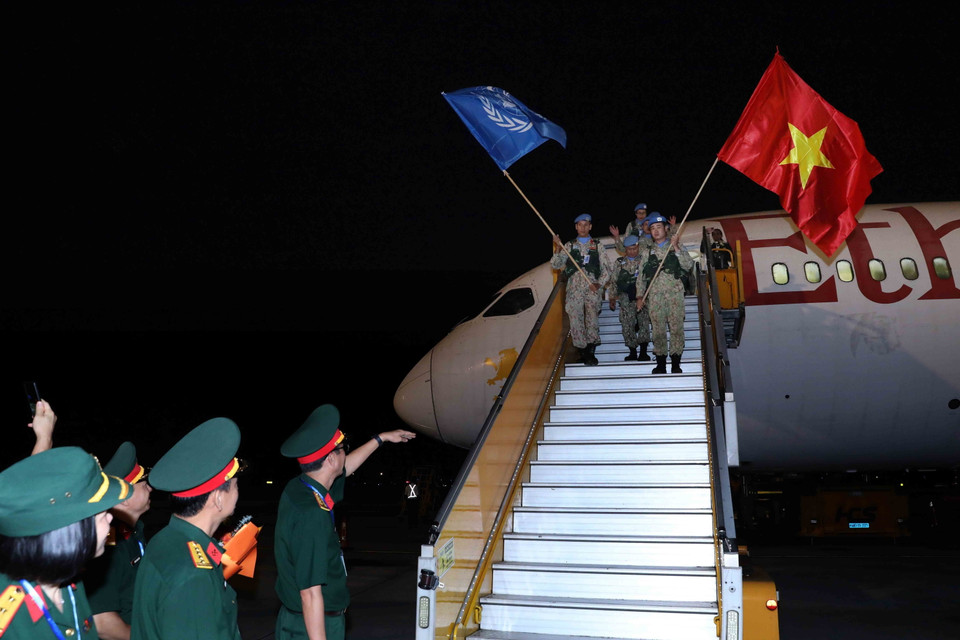 Lễ đón Đội Công binh số 1 tại Sân bay quốc tế Nội Bài. (Ảnh: An Đăng/TTXVN)