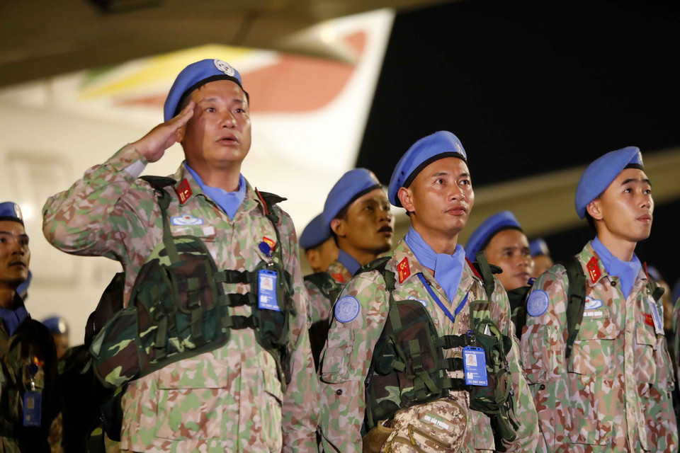 Đội Công binh số 1 thực hiện nghi lễ chào cờ tại Sân bay quốc tế Nội Bài. (Ảnh: An Đăng/TTXVN)