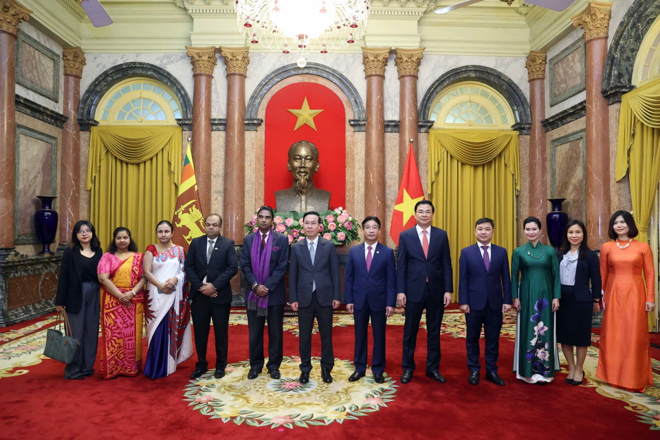 Chủ tịch nước Võ Văn Thưởng và Đại sứ Sri Lanka Sajeewa Umanga Mendis cùng các đại biểu dự lễ trình Quốc thư. (Ảnh: Thống Nhất/TTXVN)