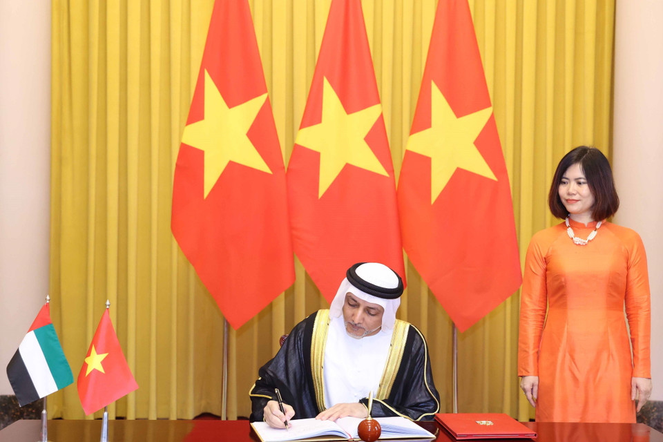 Đại sứ Các Tiểu vương quốc Ả rập Thống nhất Bader Almatrooshi viết lưu bút vào Sổ vàng lưu niệm. (Ảnh: Thống Nhất/TTXVN)