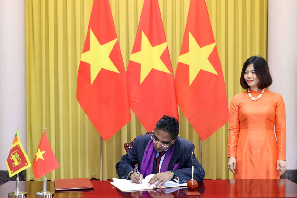 Đại sứ Sri Lanka Sajeewa Umanga Mendis viết lưu bút vào Sổ vàng lưu niệm. (Ảnh: Thống Nhất/TTXVN)