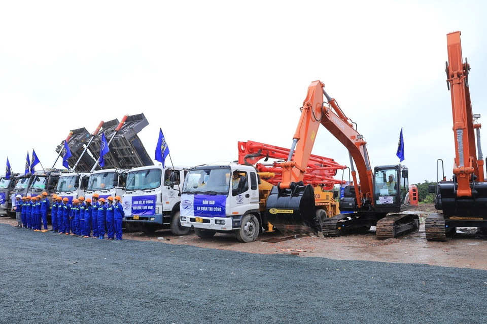 Công nhân và các phương tiện máy móc tham gia lễ khởi công. (Ảnh: Tuấn Anh/TTXVN)