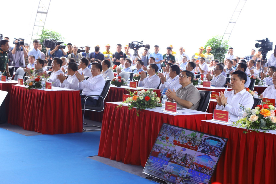 Thủ tướng Phạm Minh Chính với các đại biểu dự buổi lễ. (Ảnh: Văn Điệp/TTXVN)