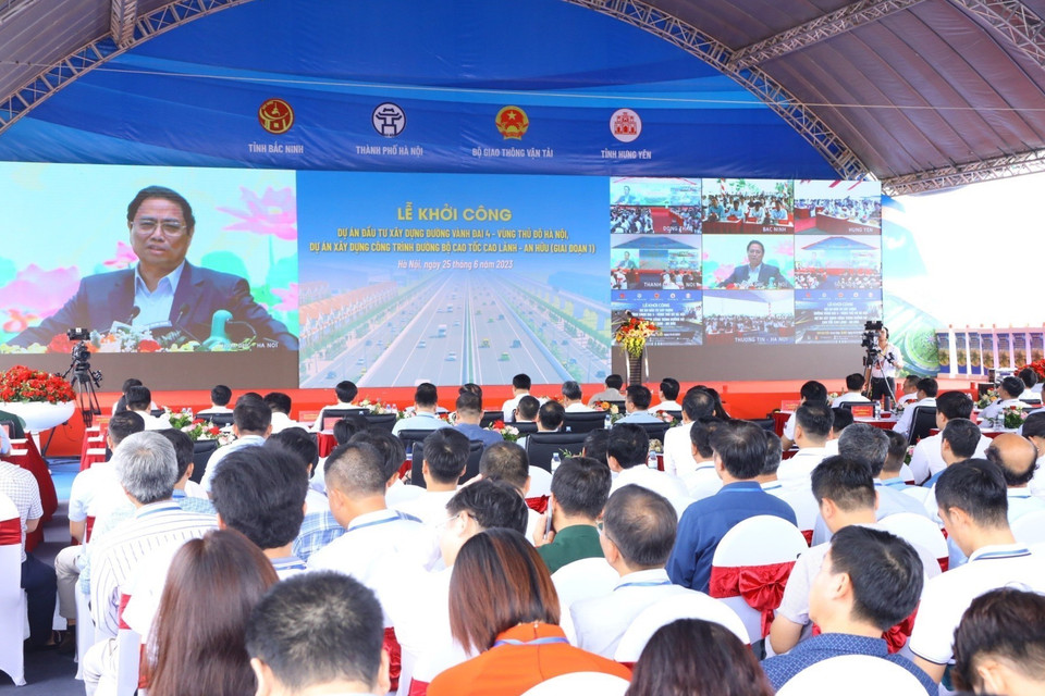 Toàn cảnh lễ khởi công tại vị trí giao cắt giữa tuyến đường Vành đai 4 với đường gom Đại lộ Thăng Long địa phận xã Song Phương, huyện Hoài Đức, thành phố Hà Nội. (Ảnh: Văn Điệp/TTXVN)