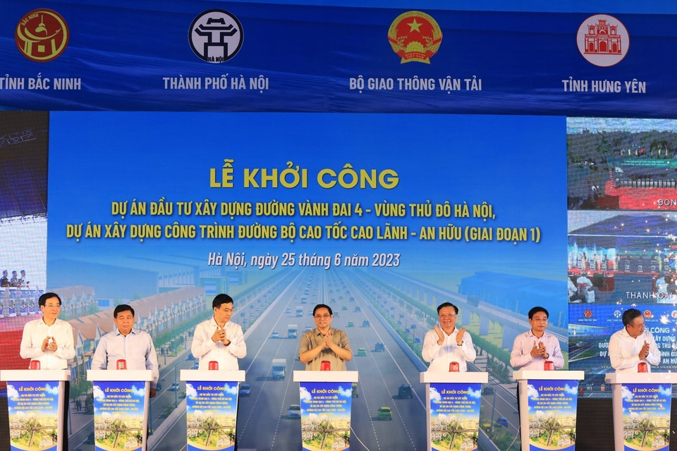 Thủ tướng Phạm Minh Chính, Bí thư Thành ủy Hà Nội Đinh Tiến Dũng và các đại biểu thực hiện nghi thức khởi công Dự án đầu tư xây dựng đường Vành đai 4-Vùng Thủ đô Hà Nội. (Ảnh: Văn Điệp/TTXVN)