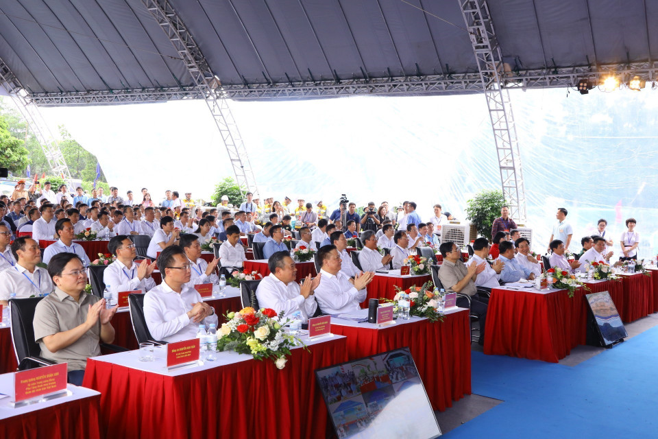 Thủ tướng Phạm Minh Chính với các đại biểu dự buổi lễ. (Ảnh: Văn Điệp/TTXVN)