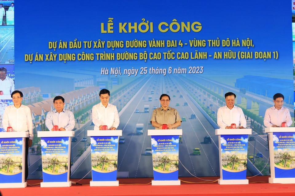 Thủ tướng Phạm Minh Chính và các đại biểu thực hiện nghi thức khởi công dự án đầu tư xây dựng đường Vành đai 4-Vùng Thủ đô Hà Nội. (Ảnh: Tuấn Anh/TTXVN)