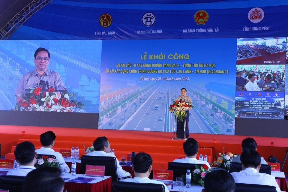 Thủ tướng Phạm Minh Chính phát biểu chỉ đạo và phát động khởi công dự án. (Ảnh: Văn Điệp/TTXVN)