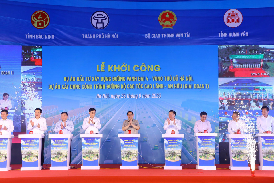 Thủ tướng Phạm Minh Chính, Bí thư Thành ủy Hà Nội Đinh Tiến Dũng và các đại biểu thực hiện nghi thức khởi công Dự án đầu tư xây dựng đường Vành đai 4-Vùng Thủ đô Hà Nội. (Ảnh: Văn Điệp/TTXVN)