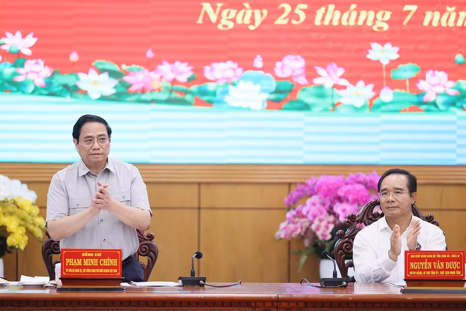 Thủ tướng Phạm Minh Chính chủ trì buổi làm việc với lãnh đạo chủ chốt tỉnh Long An. (Ảnh: Dương Giang/TTXVN)