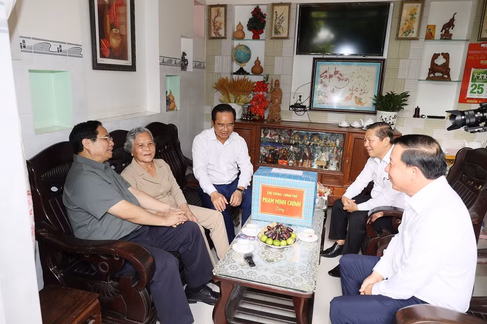 Thủ tướng Phạm Minh Chính thăm thương binh Phạm Thị Xinh tại Khu phố 3, thị trấn Bến Lức, huyện Bến Lức. (Ảnh: Dương Giang/TTXVN)