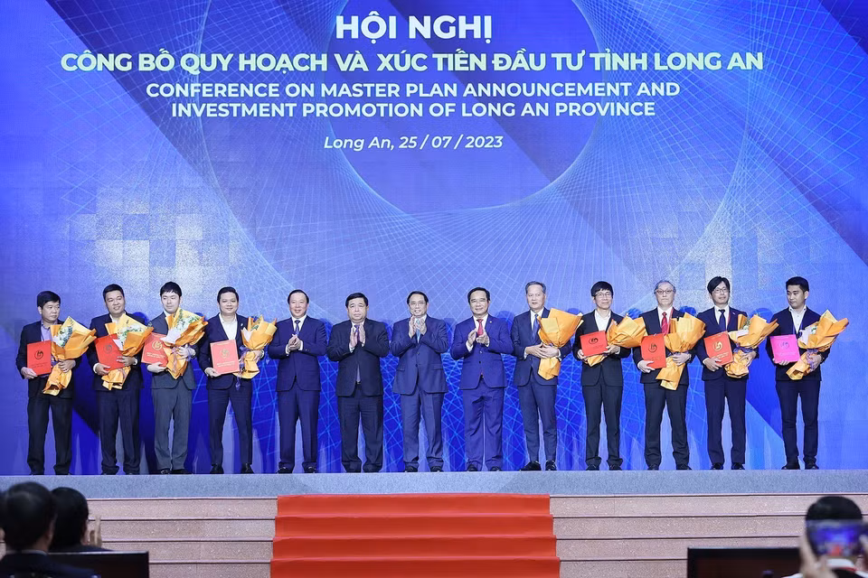 Thủ tướng Phạm Minh Chính chứng kiến trao biên bản ghi nhớ quan tâm nghiên cứu đầu tư cho đại diện nhà đầu tư. (Ảnh: Dương Giang/TTXVN)