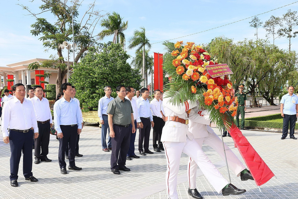 Thủ tướng Phạm Minh Chính dâng hoa tưởng niệm tại Nghĩa trang Liệt sỹ tỉnh Long An. (Ảnh: Dương Giang/TTXVN)