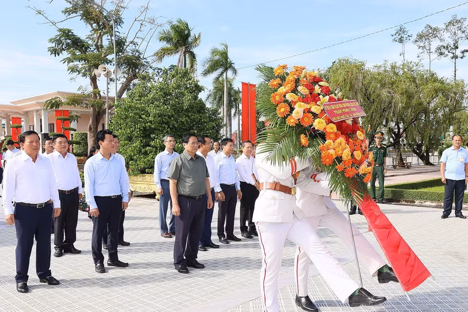 Thủ tướng Phạm Minh Chính dâng hoa tưởng niệm tại Nghĩa trang Liệt sỹ tỉnh Long An. (Ảnh: Dương Giang/TTXVN)