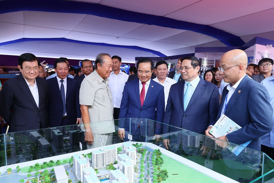 Thủ tướng Phạm Minh Chính xem mô hình kiến trúc, công trình xây dựng tỉnh Long An. (Ảnh: Dương Giang/TTXVN)