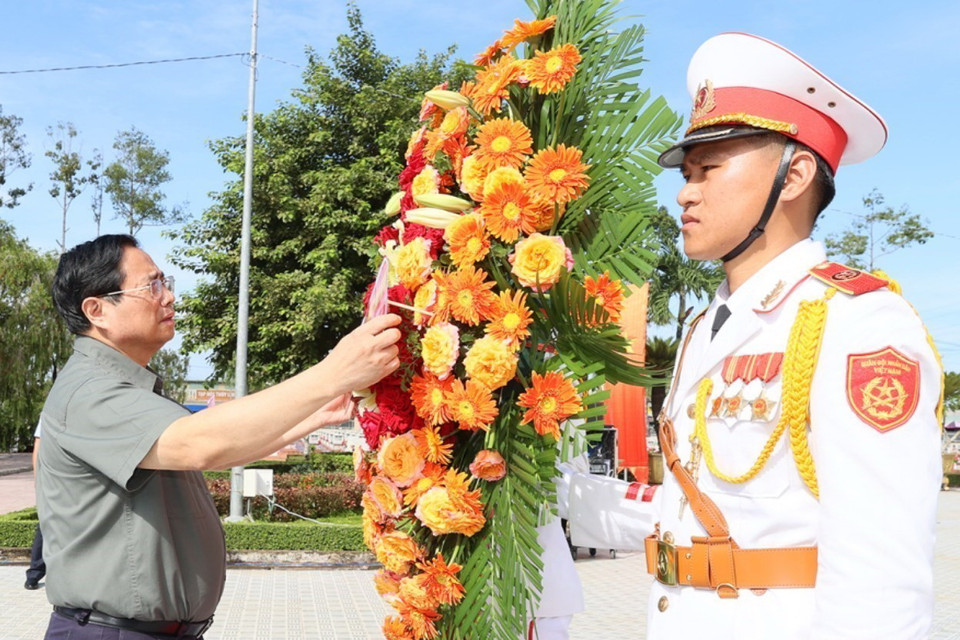 Thủ tướng Phạm Minh Chính dâng hoa tưởng niệm Anh hùng liệt sỹ tại Nghĩa trang Liệt sỹ tỉnh Long An. (Ảnh: Dương Giang/TTXVN)