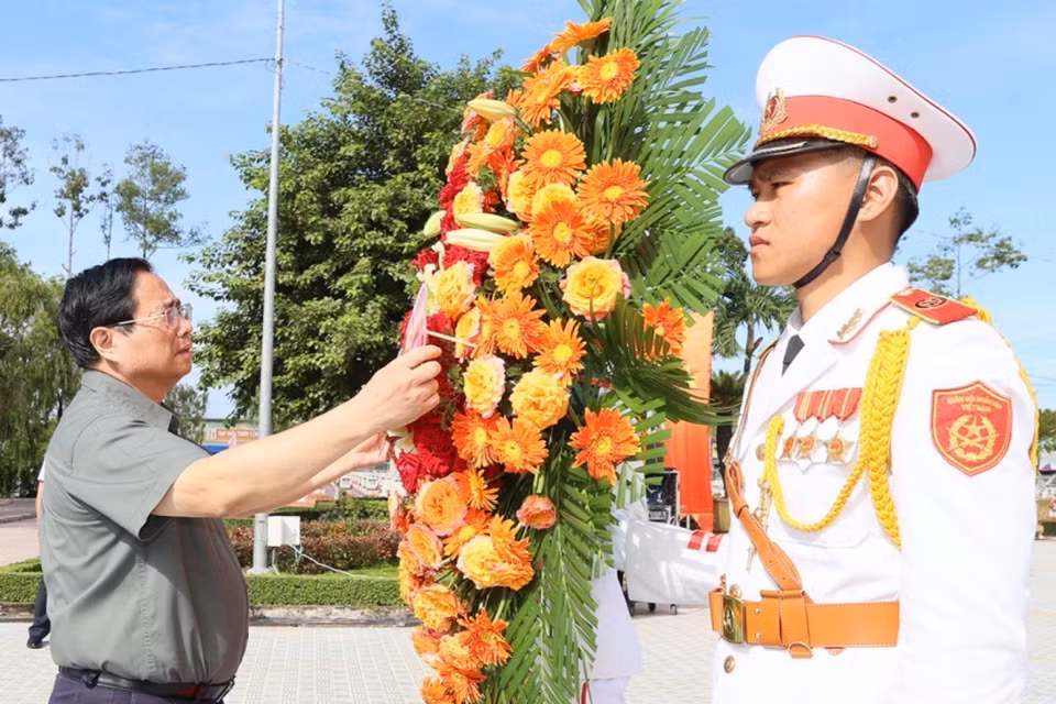 Thủ tướng Phạm Minh Chính dâng hoa tưởng niệm Anh hùng liệt sỹ tại Nghĩa trang Liệt sỹ tỉnh Long An. (Ảnh: Dương Giang/TTXVN)