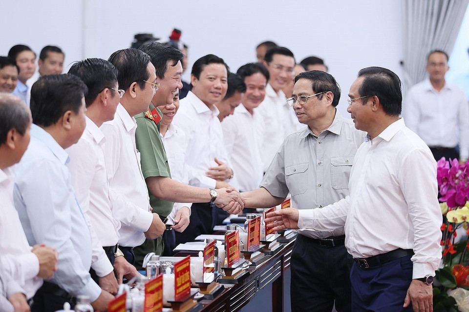 Thủ tướng Phạm Minh Chính với lãnh đạo chủ chốt tỉnh Long An. (Ảnh: Dương Giang/TTXVN)