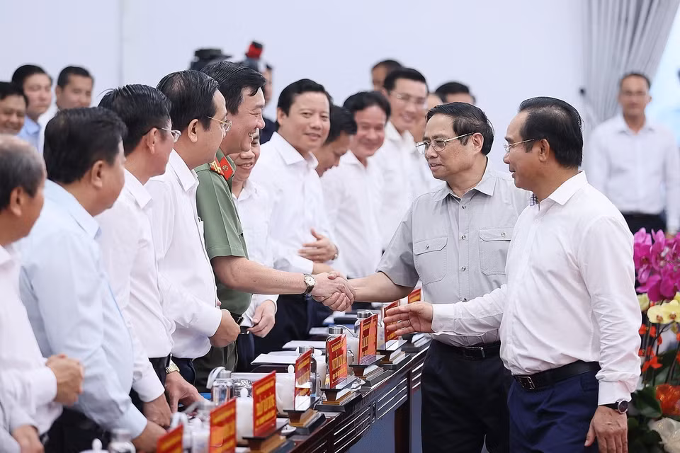 Thủ tướng Phạm Minh Chính với lãnh đạo chủ chốt tỉnh Long An. (Ảnh: Dương Giang/TTXVN)